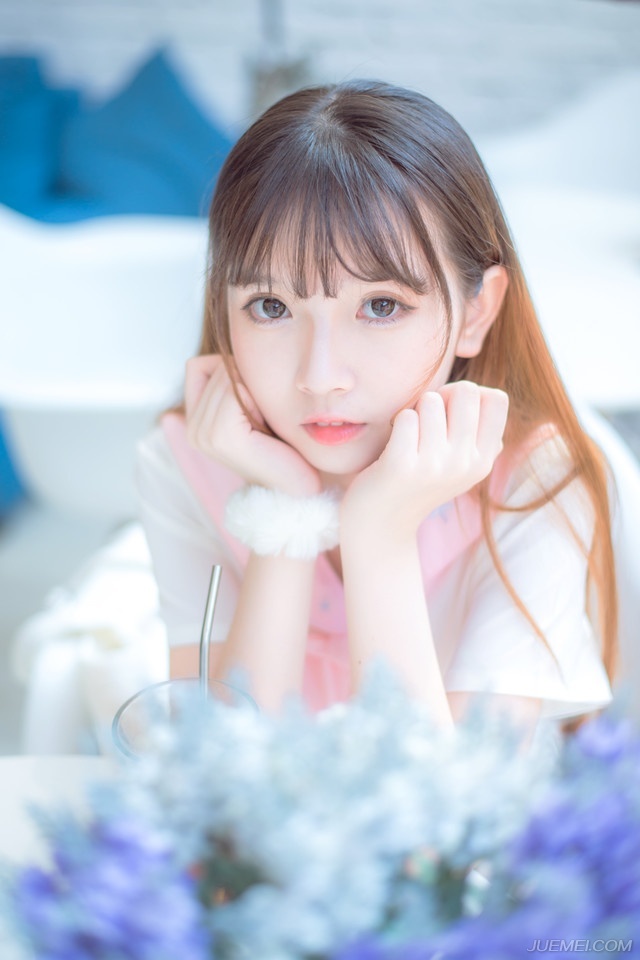 我爱哭的时候便哭，我爱笑的时候便笑，我不求深刻，只求简单。——三毛